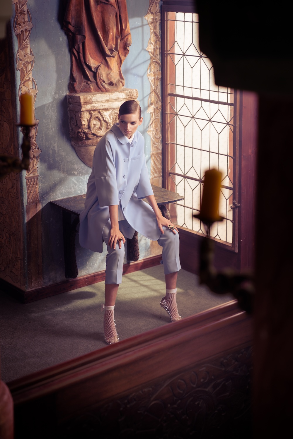 avenger-coren-pollok-styling-Maison-common-kampagne-luxury-pink-dress-fashion-blue-suit.jpg