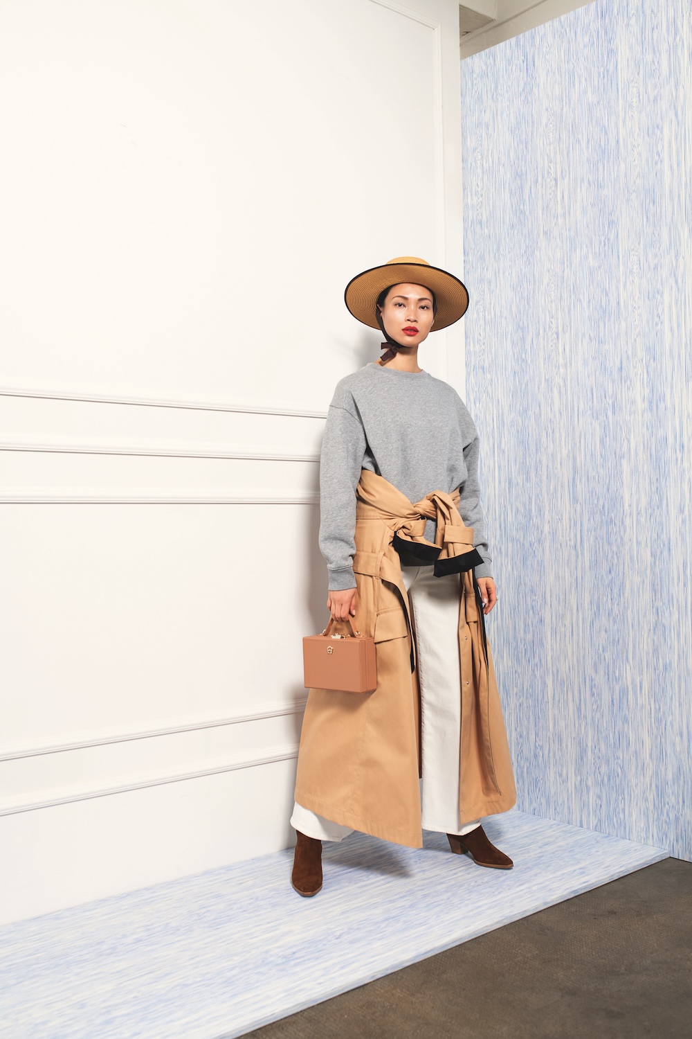 avenger-coren-pollok-styling-ludwig-beck-kampagne-summer21-grey-power-women-low.jpg