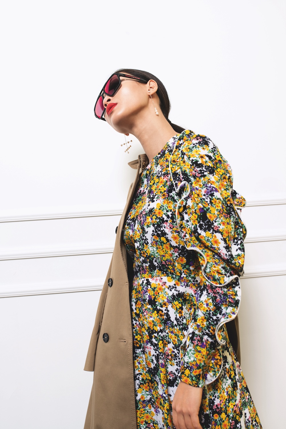 avenger-coren-pollok-styling-ludwig-beck-kampagne-summer21-flower-dress-sunglasses-low.jpg