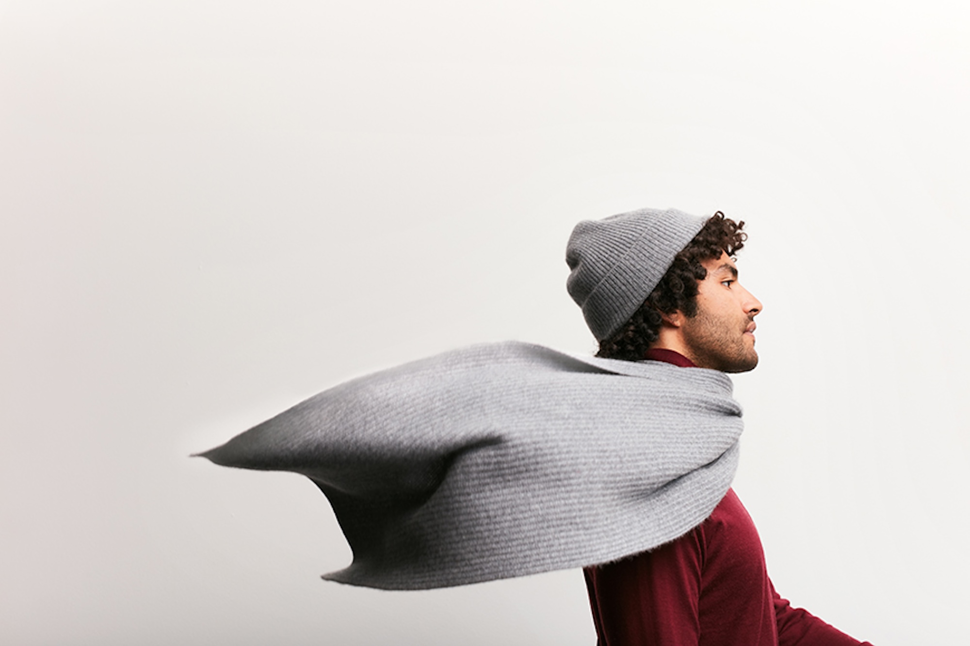 avenger-coren-pollok-styling-ludwig-beck-strick-kampagne-men-grey-scarf-low.jpg